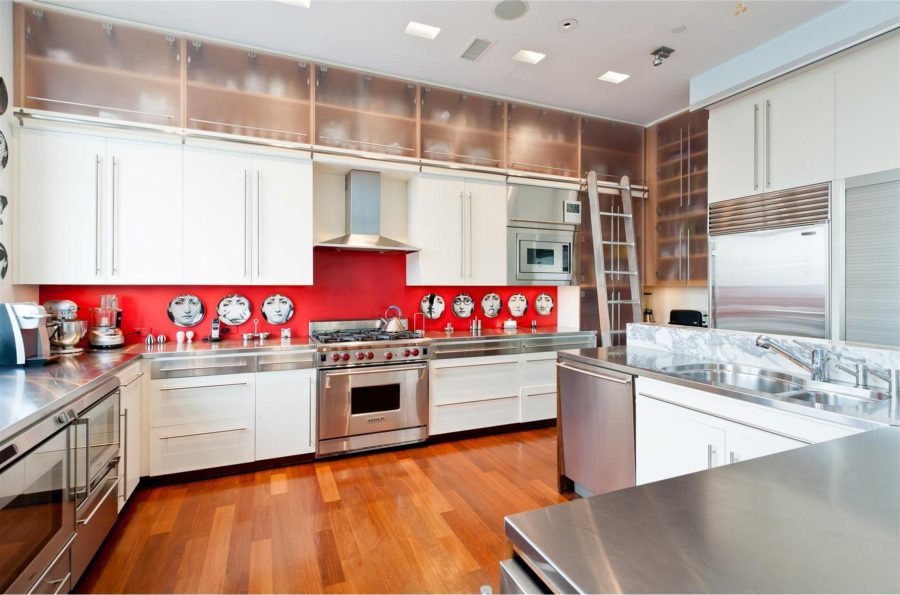 best-black-and-white-people-face-red-kitchen-wall-among-decosee-kitchen-1816x1200-245kb