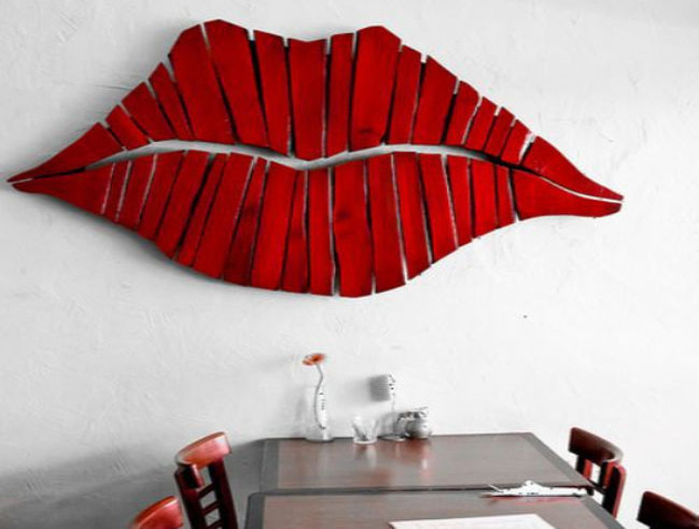 2c-red-lips-diy-wall-decor-accent.jpg