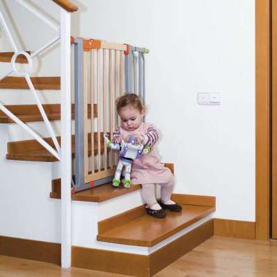 защита для детей на лестнице в интерьере гостиной