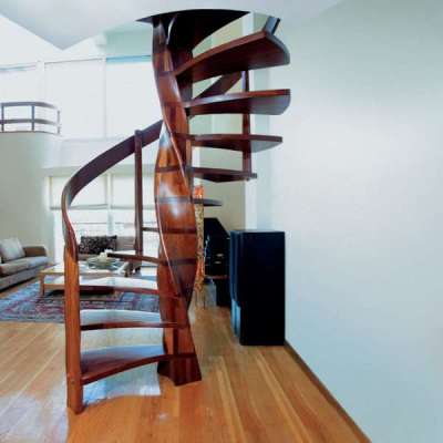 деревянная витая лестница в интерьере гостиной