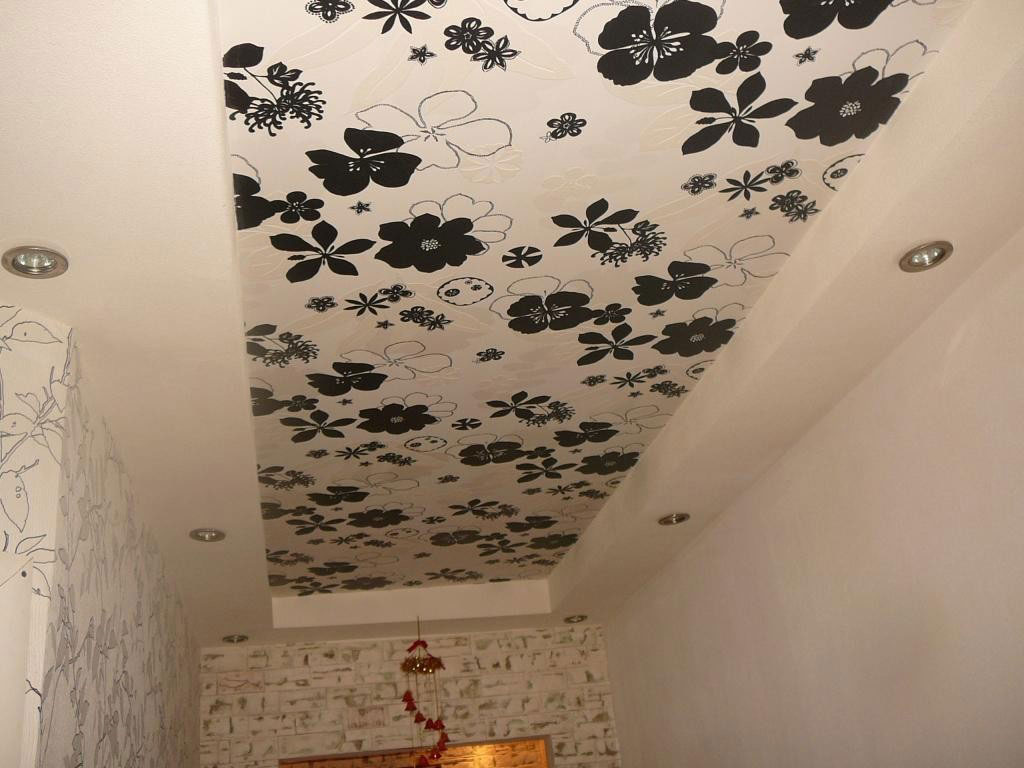 Потолок: бумажные обои