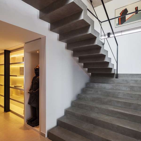 Бетонная лестница в частном доме в современном стиле