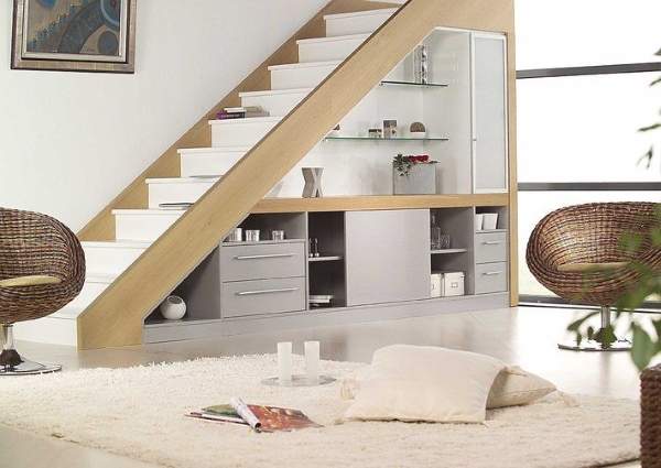 Дизайн лестницы в частном доме - фото со встроенной мебелью
