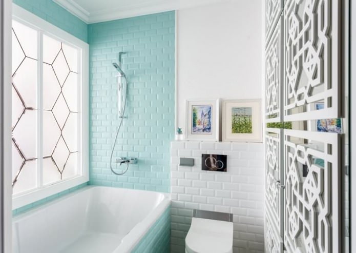кирпичная голубая стена в ванной