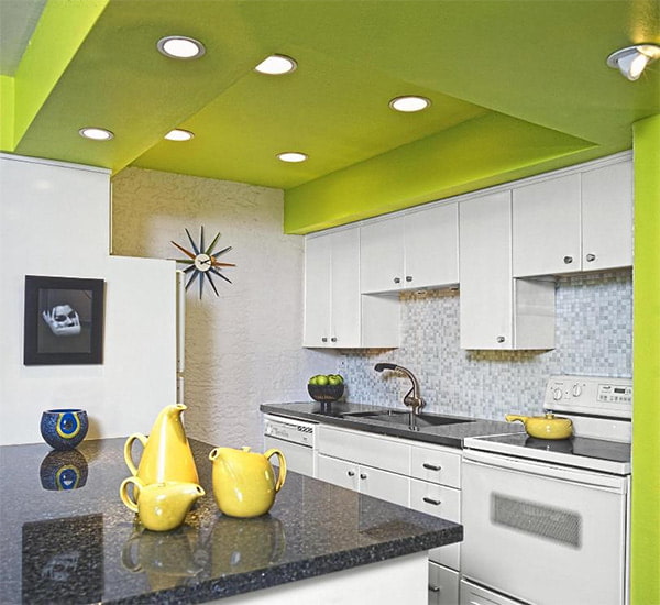 кухня с зеленым потолком