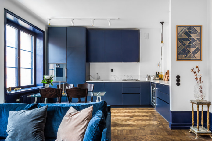 минималистичная кухня-студия синего цвета