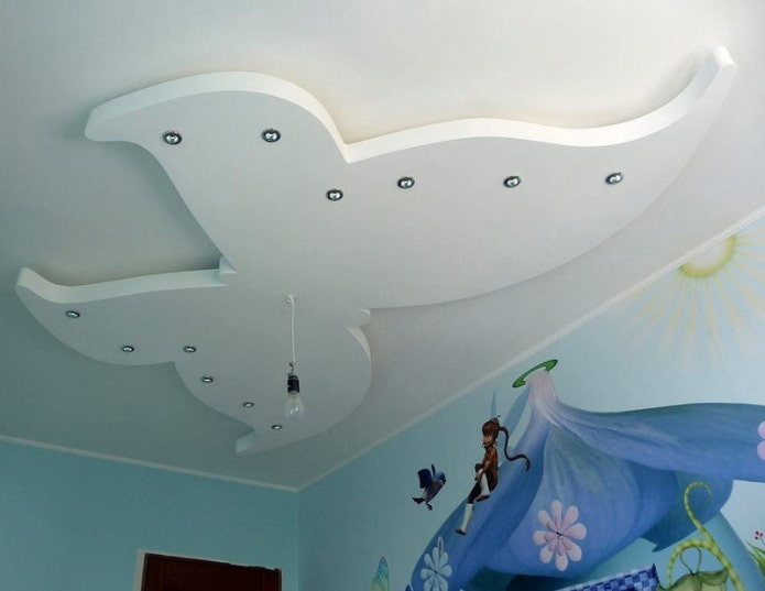фигурная потолочная конструкция в форме бабочки