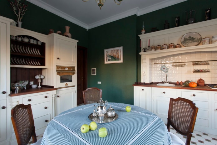 стены темно-зеленого оттенка на кухне