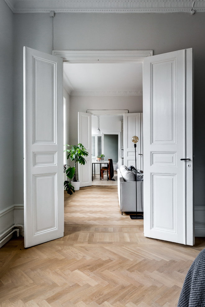 деревянные двери белого цвета в интерьере