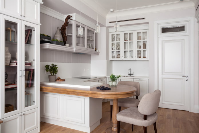 двери белого цвета в интерьере кухни