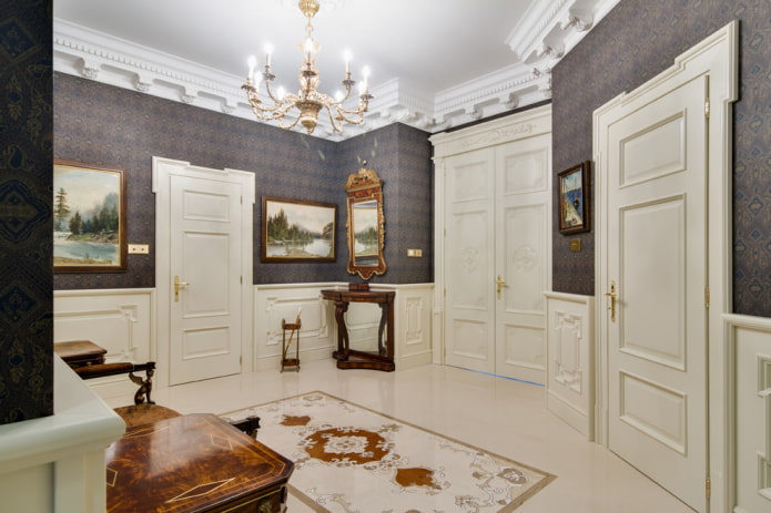 двери белого цвета в интерьере в классическом стиле