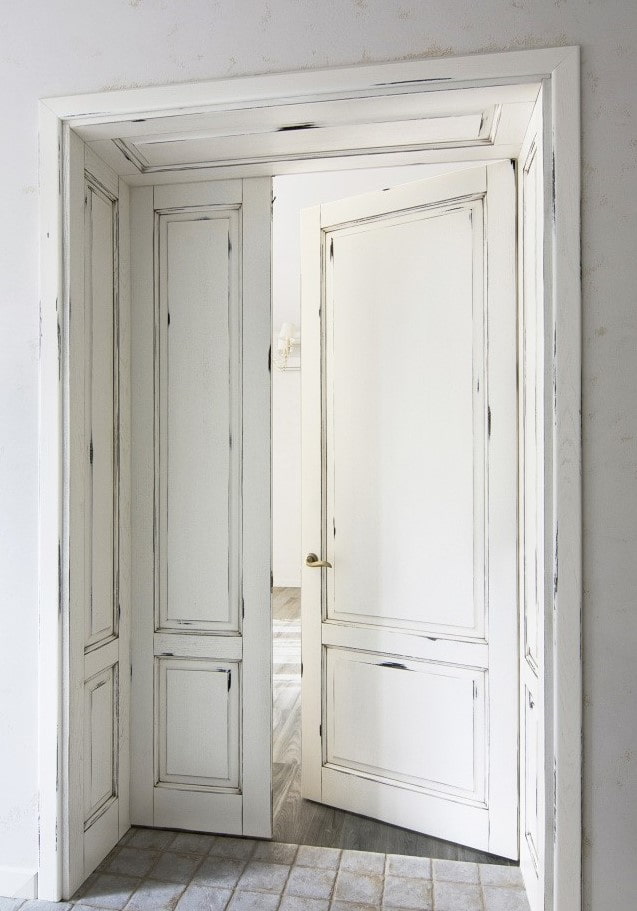 двери белого цвета с патиной в интерьере