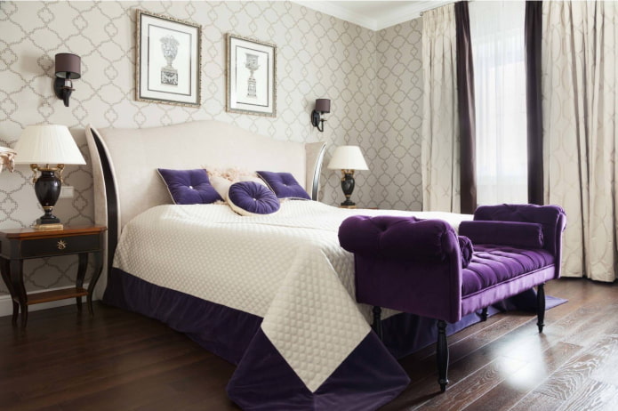 фиолетовая банкетка в спальне