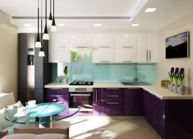 Угловая кухня с фиолетовым низом и белым верхом