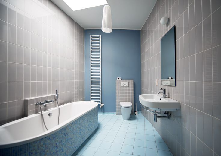 Голубой пол в ванной с серыми стенами