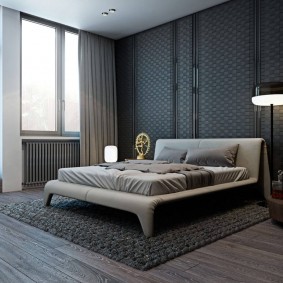 Стильная спальная комната с ламинатом серого цвета