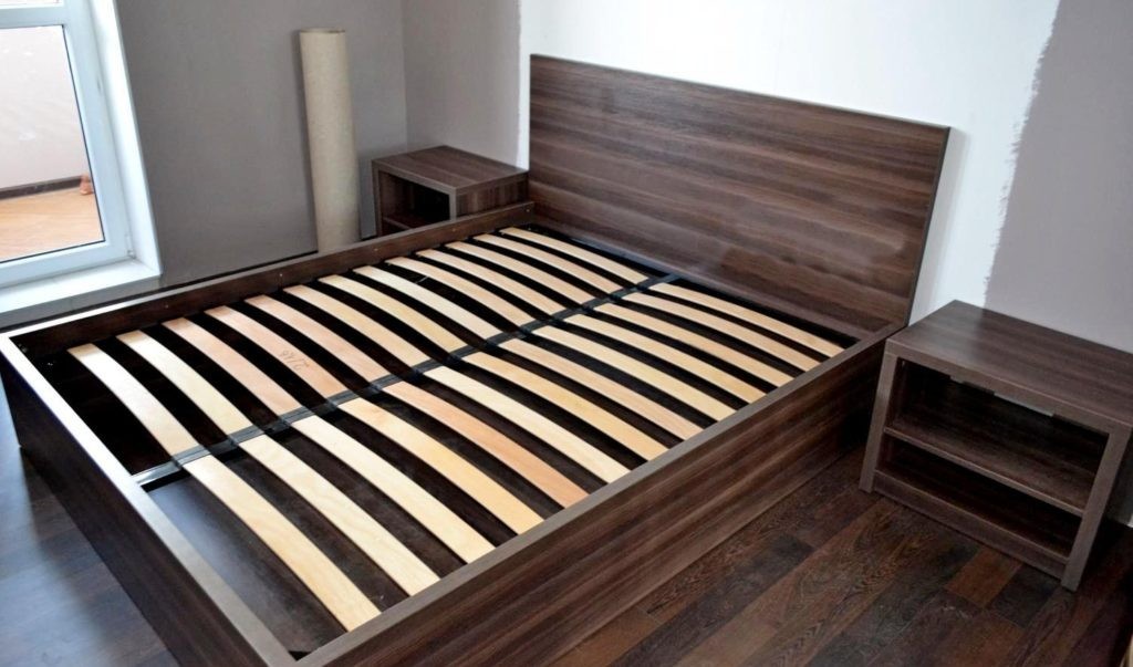 Каркасная кровать с фанерными ламелями