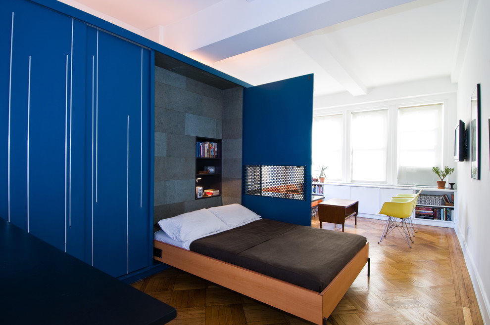 Синий шкаф с откидной кроватью в гостевой комнате