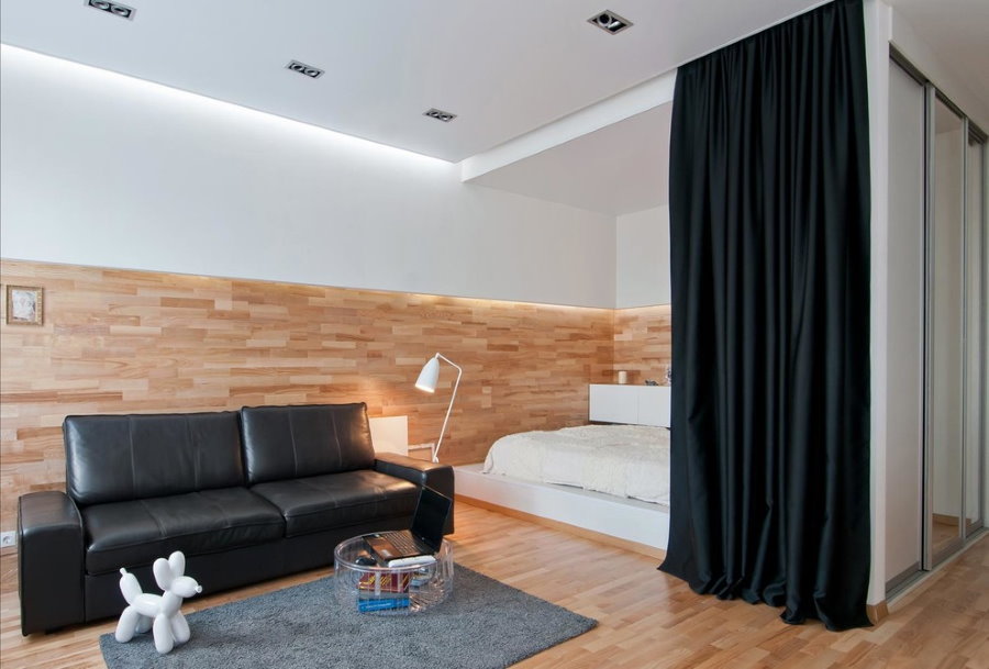 Черная шторы в роли разделителя пространства спальни-гостиной