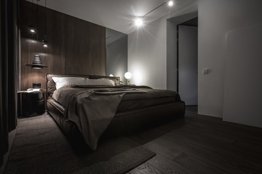 Освещение современной спальни с полом темного цвета