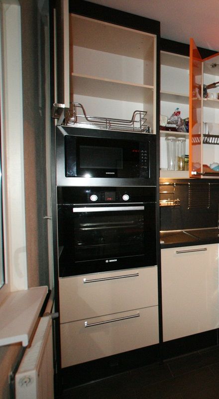 Кухни с высоким шкафом под духовку
