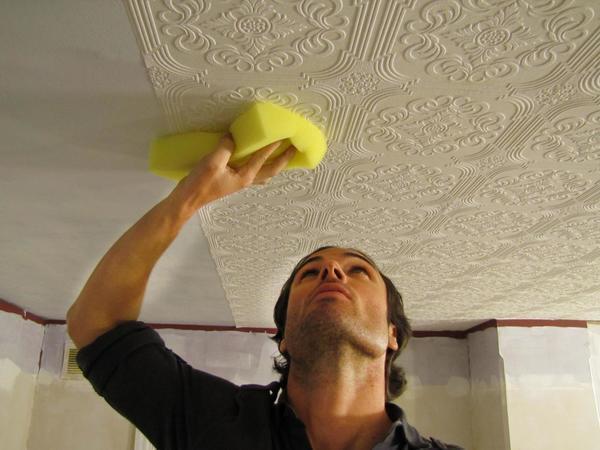 При оклейке потолка флизелиновыми обоями под покраску, важно соблюдать точность в местах стыковок