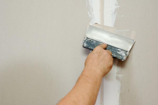 Перед тем как приступать к шпаклеванию швов, следует сперва очистить стену от загрязнений и пыли