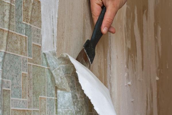 Мастера рекомендуют очищать поверхность стен от старых обоев перед нанесением нового покрытия