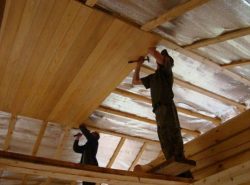 Деревянный потолок можно сделать самостоятельно. Данный вид отделки пользуется большой популярностью в частных домах