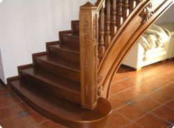 Ознакомиться с красивыми и оригинальными фото деревянных лестниц с легкостью можно в интернете