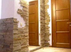 Искусственный камень является достаточно популярным материалом для отделки поверхностей в коридоре