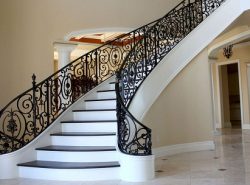 Лестница в коттедже может отличаться по дизайну, форме и материалам, из которых она изготовлена