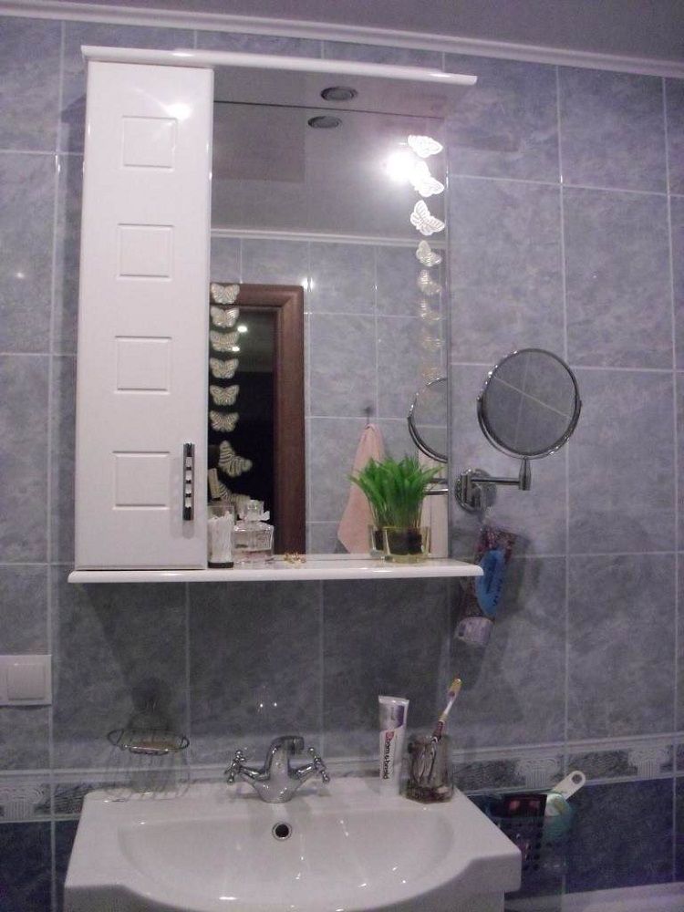 Вешаем шкаф в ванной. Зеркало в ванную. Зеркало для небольших ванных комнат. Зеркало над раковиной. Зеркало над раковиной в ванной.
