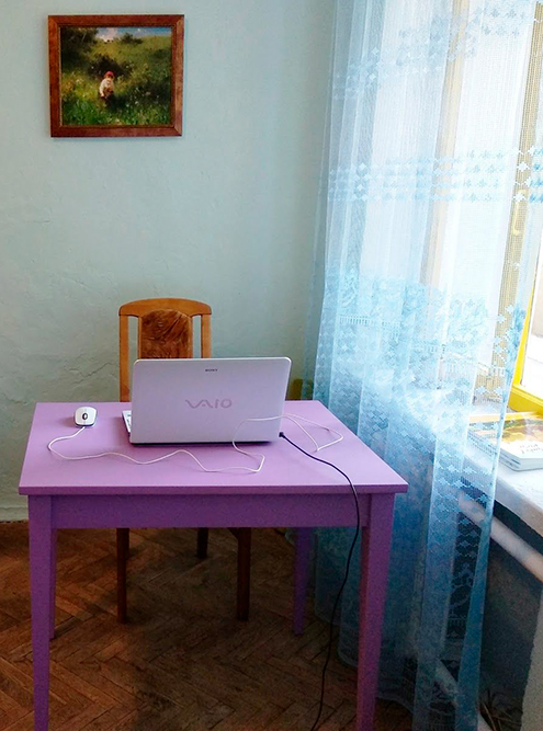 Первым делом я покрасила стол. Мне понравилось, как смотрится лиловый цвет в интерьере. Поэтому я продолжила: покрасила им один из&nbsp;стеллажей, круглый столик и ножки у&nbsp;табуретки-пуфа