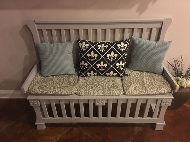 Детская кроватка у дивана