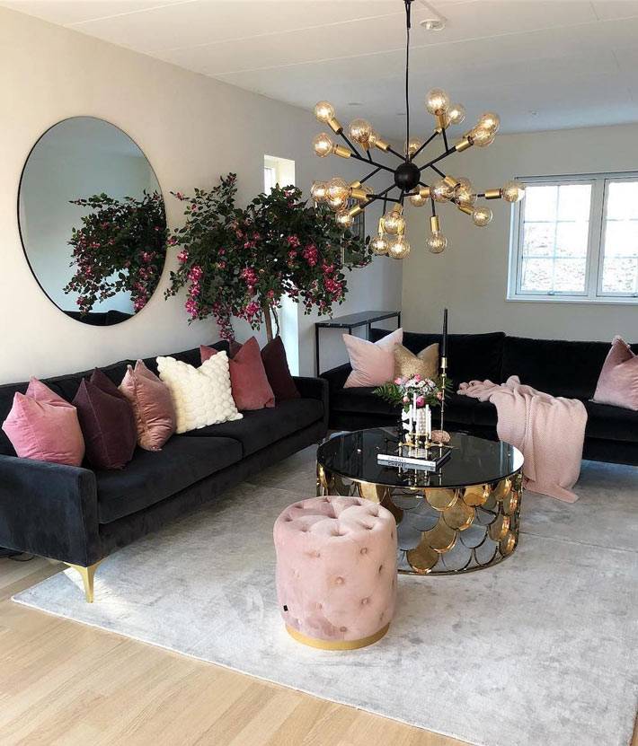 сочетание черного и пыльно-розового цвета в оформлении гостиной