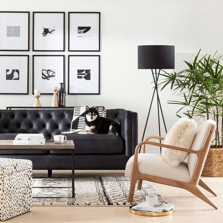 кожаный диван черного цвета в комнате в ретро-стиле