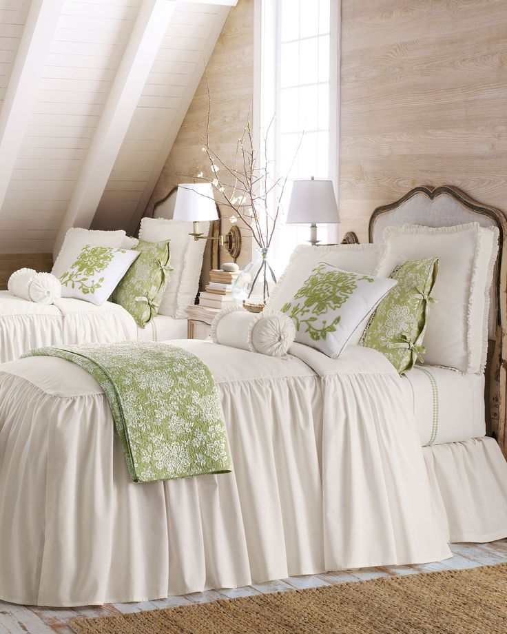 Спальня с двумя кроватями - мансардное помещение с отделкой из натуральной древесины
