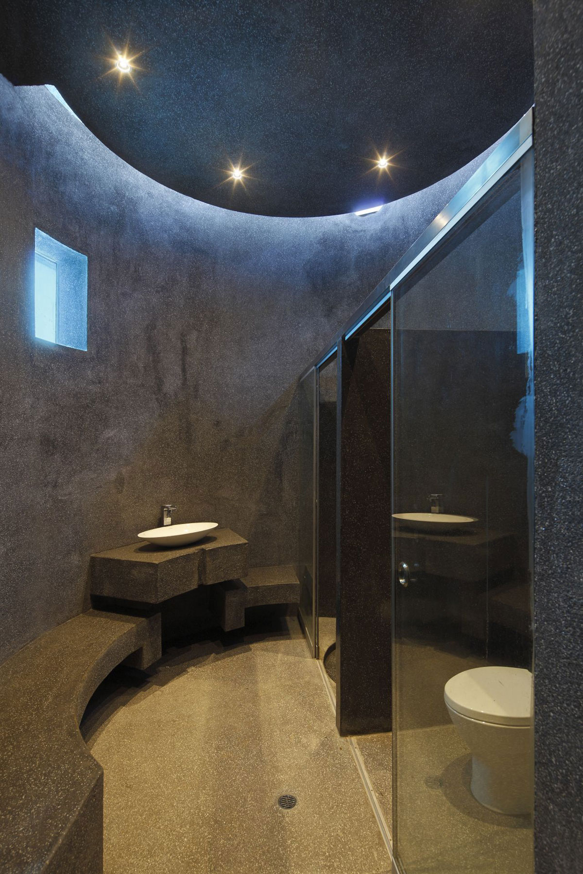 Тёмная плитка в интерьере ванной - Фото 6
