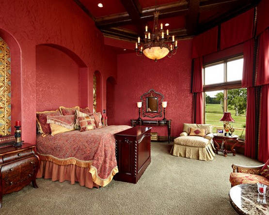 спальня с красными стенами и красными портьерами