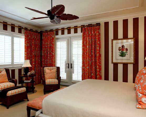 красные шторы в спальне в классическом стиле