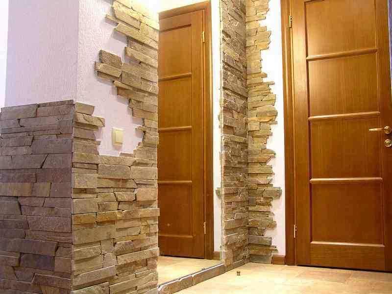 Необязательно покрывать всю стену обоями: отличным решением будет сочетание обычных обоев и вставок натурального или искусственного камня