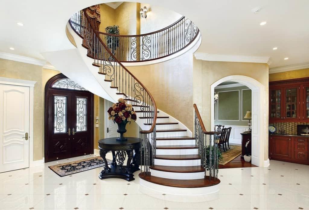 Винтовая лестница внешне очень стильная и креативная. Она может стать частью совершенно любого интерьера