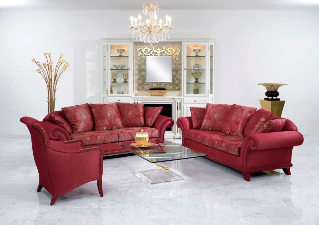 Современная классическая мягкая мебель в центре комнаты