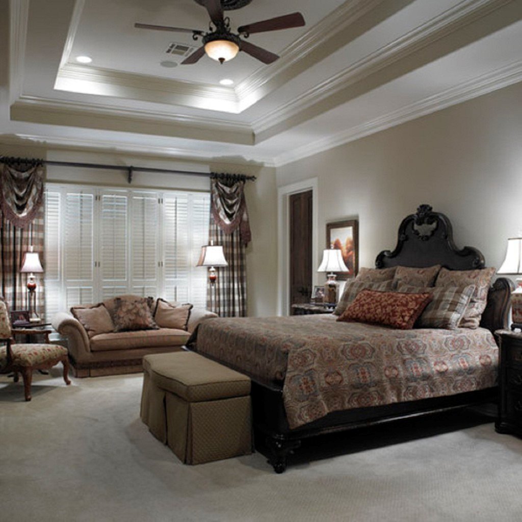 Фото классического интерьера спальной с диваном и кроватью