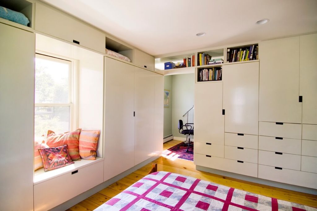 Встроенные шкафы вокруг окна с диваном на подоконнике 