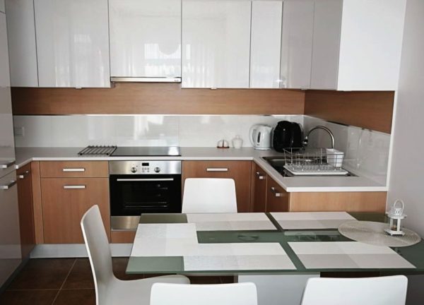 Фото удачного дизайна маленькой кухни, совмещенной с гостиной