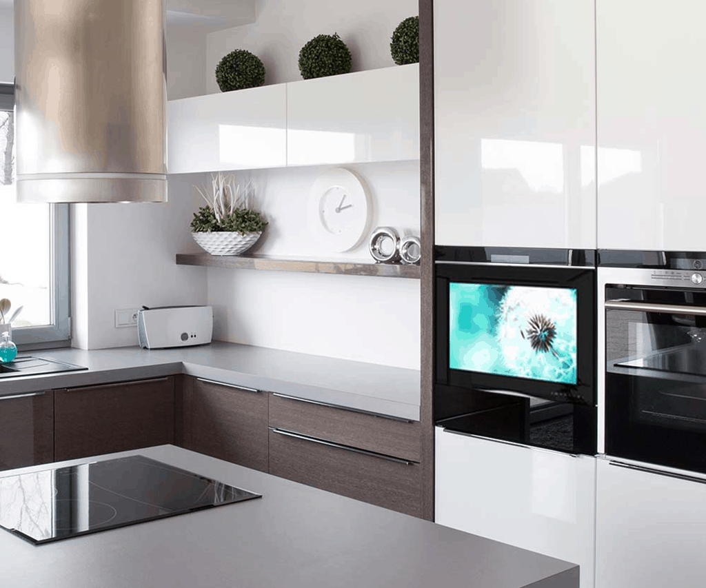 белая кухня угловая с телевизором