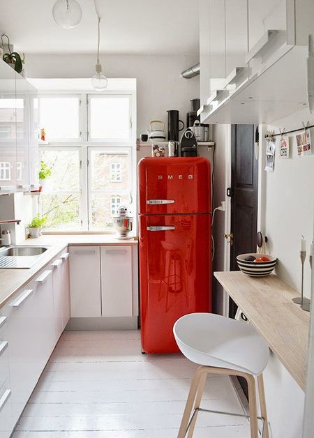 красный холодильник на кухне