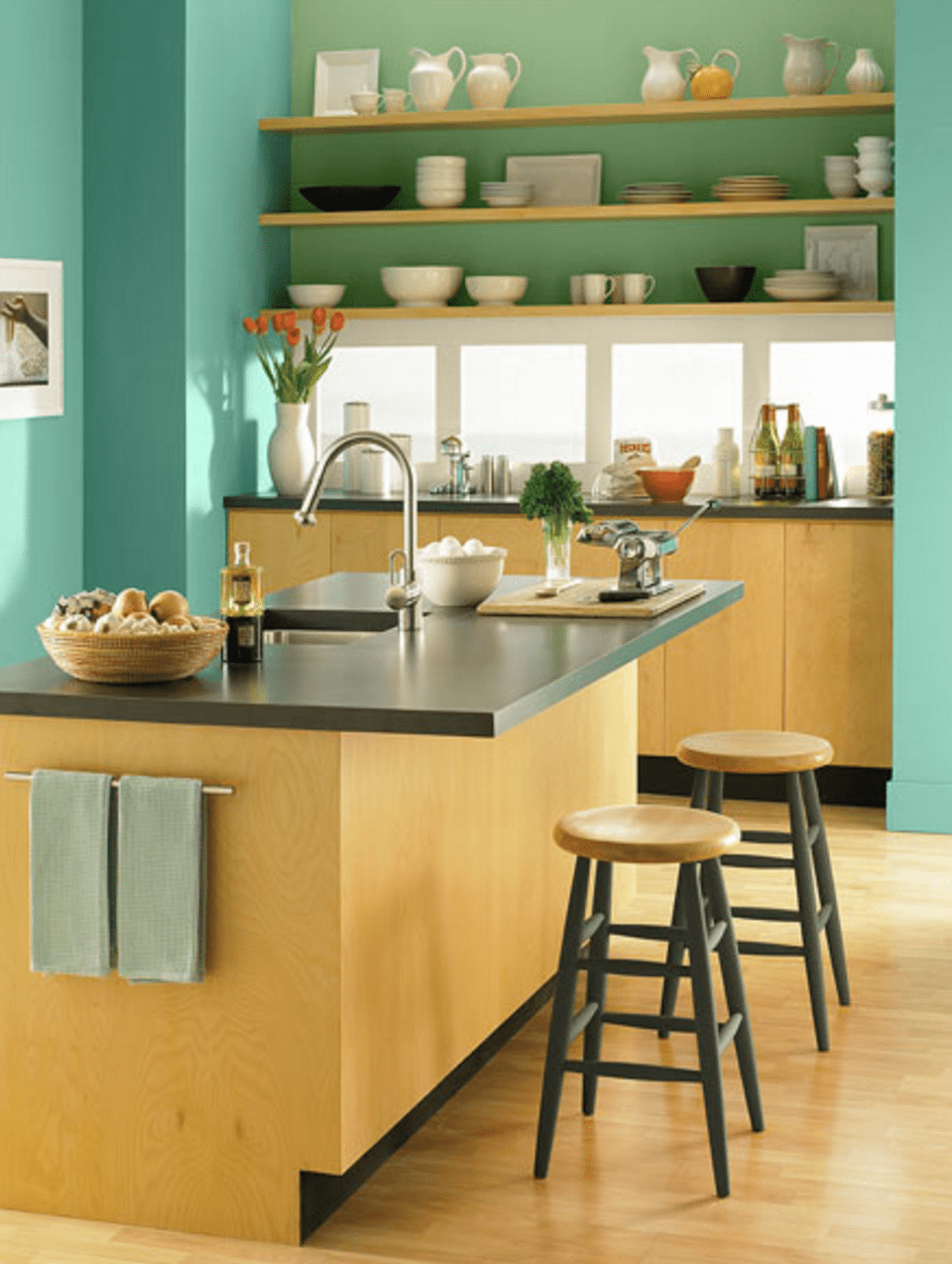 Какая лучшая краска для кухни. Кухни цвета. Цвет стен на кухне. Покрашенные стены намкухне. Цветовая гамма для кухни стены.